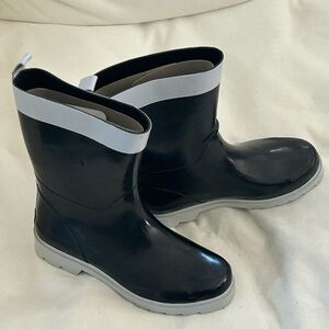 Awesome short Dirty Laundry rain boots - NEW